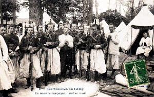 Algerie - Zouaves en tenue avant la Revue - 1907